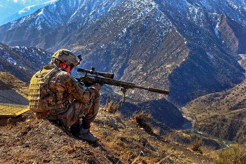아프가니스탄에 배치된 미군 25사단 소속 보병이 저격총 `M2010`으로 전방을 감시하고 있다. [사진 미 육군]