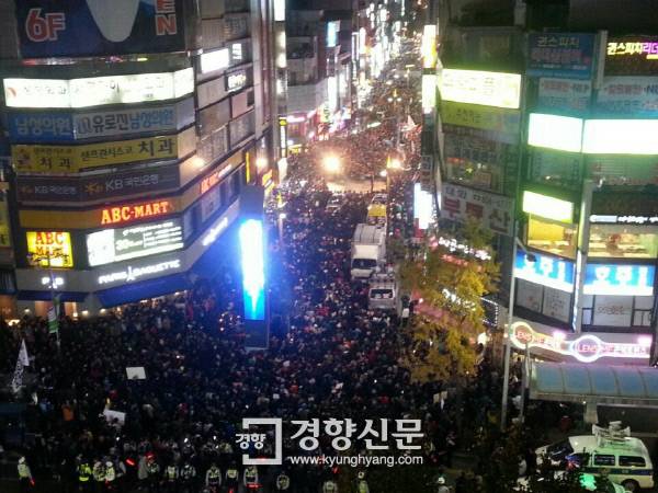 12일 부산 서면에서 열린 ‘박근혜 하야 시민대회’에 참석한  3만여명의 시민들이 거리를 가득 메우고 있다. 부산에서 열린 집회에 3만 여명의 시민이 참석한 것은 6월 항쟁 이후 처음이다.