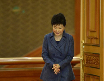 박근혜 대통령이 1일 청와대에서 열린 주한대사 신임장 제정식 참석을 위해 방으로 들어서고 있다.｜청와대사진기자단