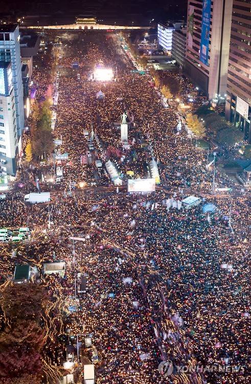 (서울 사진공동취재단=연합뉴스) 2016년 민중총궐기 대규모 집회가 열린 12일 오후 서울 광화문광장에서 시청 앞 광장을 가득 메운 시민들이 박근혜 대통령 퇴진을 촉구하며 촛불을 밝히고 있다. 2016.11.12