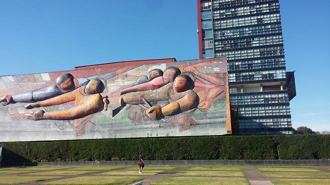 국립자치대학교(UNAM) 벽화.