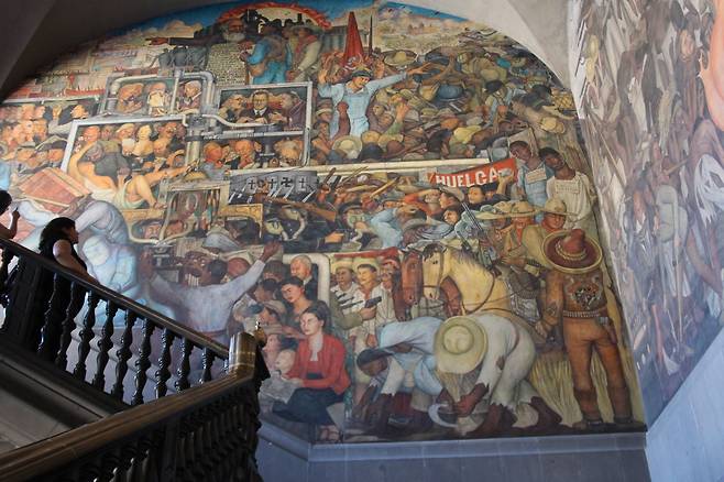 국립궁전 디에고 리베라의 벽화- 멕시코의 역사.