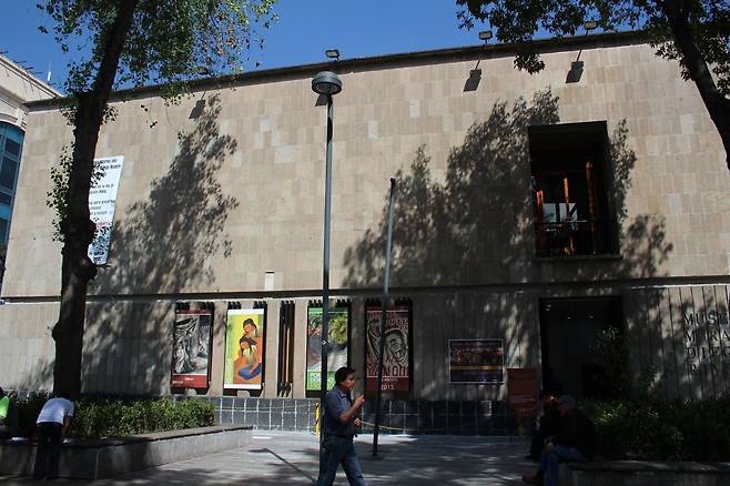 디에고 리베라 벽화 박물관 외관.