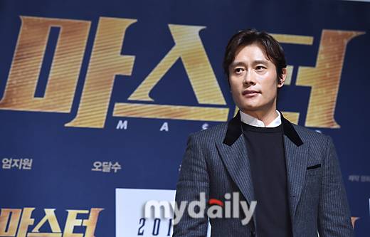 '내부자들' 안상구 때와의 비주얼적 비교에 대해 "'내부자들'의 안상구는 변신을 위해서 자기가 변신을 하는 것이 아니고, 20년 정도의 세월이 흘렀기 때문에 시대마다 변하는 모습을 보여주는 것이다. 그런데 '마스터'의 진현필은 자기가 의도해서 변신하는 것"이라며 팔색조 매력이라고 스스로 소개했다. 또 '내부자들' 안상구의 '몰디브' 유행어처럼, '마스터'에서도 그에 버금가는 새로운 유행어의 탄생을 기대하게 했다.한편 극 중 전산직원 박장군 역을 맡은 김우빈은 선배 이병헌과의 작업에 "이병헌 선배님은 현장 전체를 늘 본다. 현장에 오시면 일찍 현장에 도착해서 상태나 동료 배우들의 컨디션도 챙겨준다. 위트가 있어서 현장 분위기를 밝게 만들어준다"라며 "집중력이 워낙 대단해서, 매 컷을 찍고 나서 모니터를 꼼꼼하게 하는데 수정을 하시는 모습이 놀라웠다"라고 전해 눈길을 끌었다.'마스터'는 건국 이래 최대 규모의 조 단위 사기 사건을 둘러싸고 이를 쫓는 지능범죄수사대의 김재명(강동원)과 희대의 사기범 진회장(이병헌), 그리고 그의 브레인 박장군(김우빈)까지, 그들의 속고 속이는 추격을 그린 범죄오락액션 영화다. 오는 12월 개봉 예정.[사진 = 한혁승 기자 hanfoto@mydaily.co.kr]