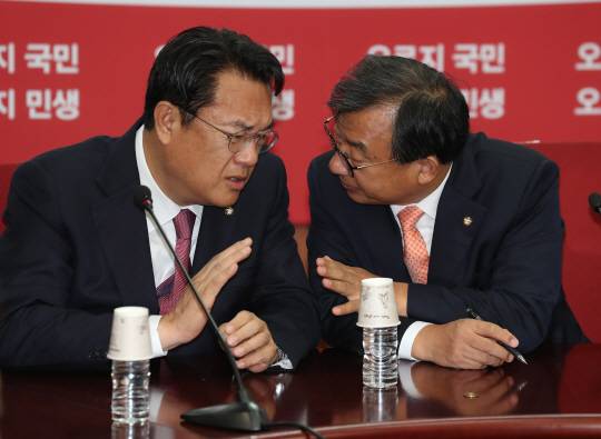 새누리당 '투톱' 이정현·정진석, 회의 개최 '따로 따로'