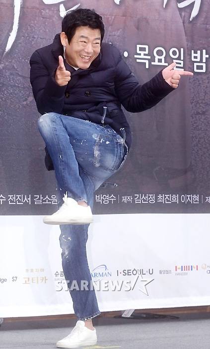 [★포토]성동일, 사랑의 총알