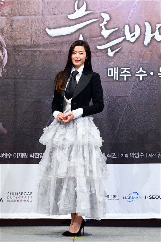 전지현 이민호 주연의 SBS 새 수목극 '푸른 바다의 전설'은 우리나라 최초의 야담집인 어우야담에 나오는 인어 이야기를 모티브로 한 판타지 로맨스 드라마다. ⓒSBS