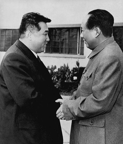 김광협은 1958년 11월 김일성이 6.25전쟁 이후 세번째로 중국을 방문했을때 군사대표단장 자격으로 김일성을 수행했다. 사진은 김일성(사진 왼쪽)이 우한(武漢)에 머물렀던 마오쩌둥을 찾아가 악수를 나누고 있다. [사진 중앙포토]