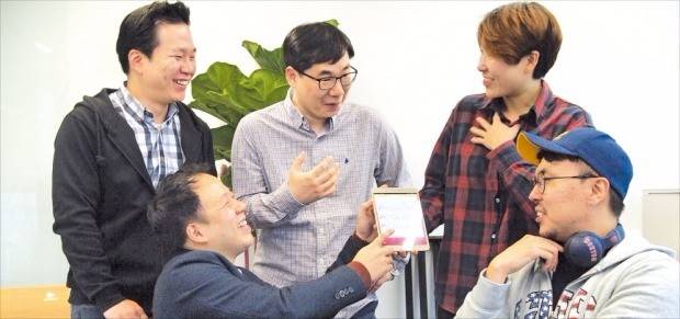 최병익 쿨잼 대표(앞줄 왼쪽)와 창업멤버들이 작곡앱인 ‘험온’ 기능을 소개하고 있다. 남윤선 기자