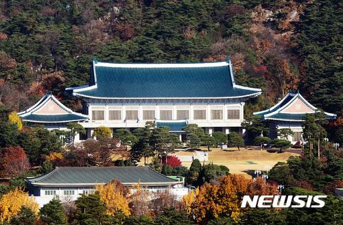 【서울=뉴시스】임태훈 기자 = 비선실세 '최순실 게이트'와 관련해 박근혜 대통령의 검찰 수사를 앞두고 있는 15일 오전 서울 종로구 세종로 정부서울청사에서 청와대가 보이고 있다.    이날 청와대 정연국 대변인은 이번 검찰 수사와 관련해 박근혜 대통령의 변호인으로 국가인권위원회 상임위원 출신의 유영하 변호사를 선임한다고 밝혔다. 2016.11.15.   taehoonlim@newsis.com