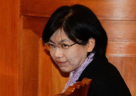 통합진보당에 대한 정당 해산 심판 청구 선고가 열린 2014년 12월 19일 오전 서울 재동 헌법재판소에서 통합진보당 이정희 대표가 피청구인석에 앉아 참관단과 눈인사를 나누고 있다. 이날 재판관 9인중 8인의 인용의견으로 통합진보당은 해산 결정됐다. 국민일보 DB