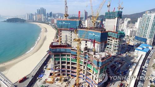 부산 해운대해수욕장 해변에 101층 복합시설 1개동과 85층 주거시설 2개동으로 구성된 엘시티(LCT)를 건립하는 공사가 진행되고 있는 모습. [연합뉴스 자료사진]