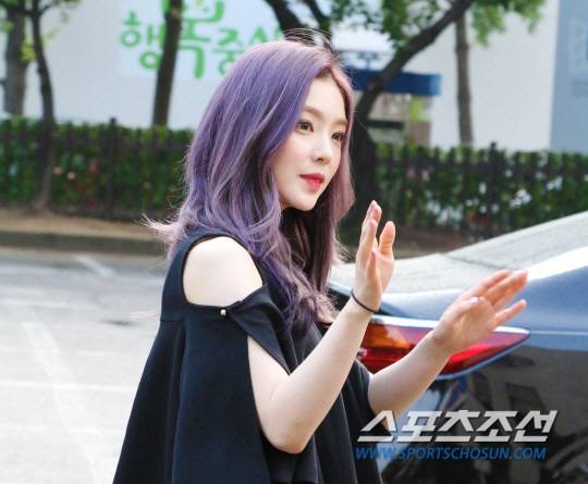 레드벨벳의 멤버 아이린은 애쉬 퍼플 컬러로 염색, 신비하면서도 러브리한 매력을 뽐냈다. 스포츠조선DB