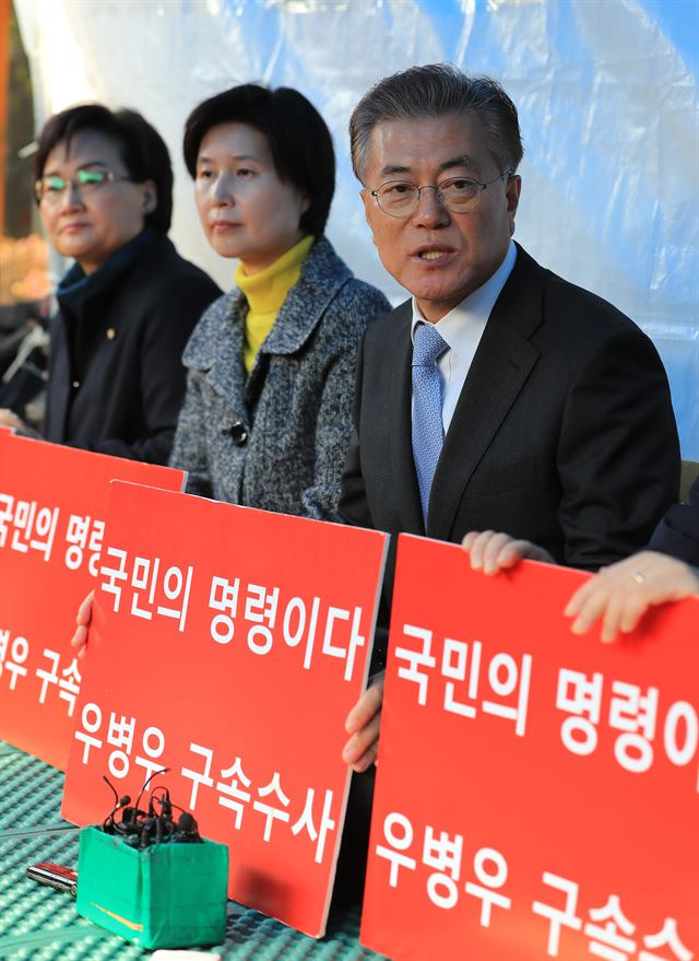 문재인 더불어민주당 전 대표가 16일 오전 우병우 전 청와대 민정수석 구속수사를 촉구하는 민주당 의원들이 농성 중인 서울 서초구 서울중앙지검 앞 농성장을 방문해 취재진의 질문에 답하고 있다.  연하뉴스