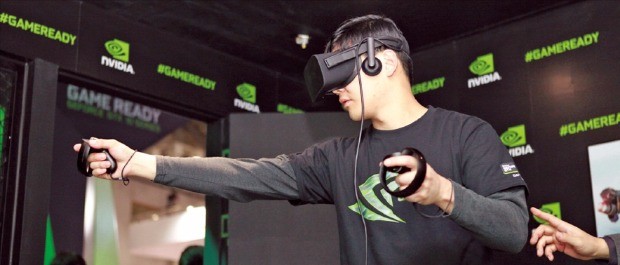 17일부터 나흘간 부산 벡스코에서 열리는 국제게임전시회 ‘지스타 2016’에서 한 관람객이 엔비디아의 ‘지포스 VR 체험관’에서 VR 게임을 즐기고 있다. 엔비디아 제공