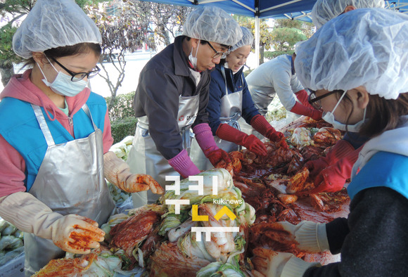 사회봉사단이 이날 대구 중구에서 사랑의 김장김치를 담그고 있다. 영진전문대학 제공