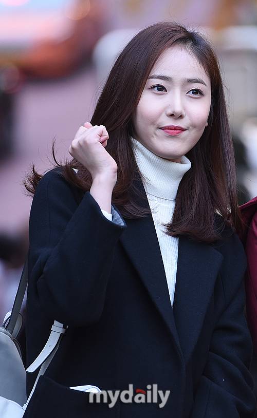 ▲여자친구 신비 '수능 보러 왔어요'