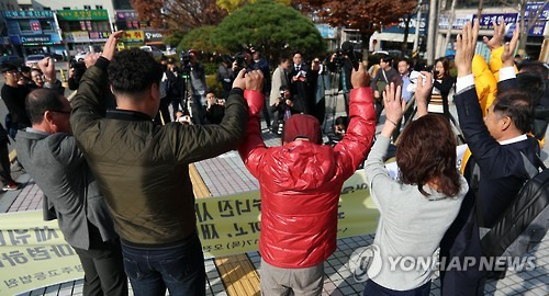 '무죄'      (광주=연합뉴스) 정회성 기자 = 17일 오전 광주고등법원에서 열린 '익산 약촌오거리 살인사건' 재심에서 무죄를 선고받은 최모(32·당시 16·왼쪽 두번째)가 광주 동구 지산동 광주고검 앞에서 기자회견을 마치며 만세를 외치고 있다.