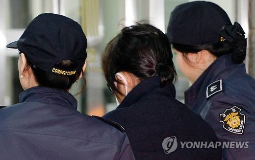 초라한 비선실세의 뒷모습      (서울=연합뉴스) 김도훈 기자 =  박근혜 정부 '비선 실세' 의혹으로 구속 수감된 최순실이 지난 17일 오후 검찰 조사를 받기 위해 호송차에서 내려 서울 서초구 서울중앙지방검찰청에 들어가고 있다.