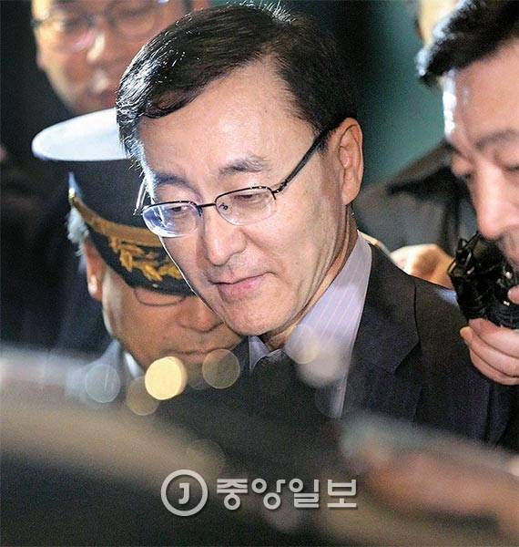 김수남 검찰총장이 17일 저녁 대검찰청 청사를 나서고 있다. 최순실씨 국정 농단 의혹 사건을 수사 중인 검찰은 이날 최씨 등 구속된 3명이 기소되기 전에 박근혜 대통령의 대면조사가 이뤄져야 하며, 그 마지막 시점은 18일이라고 거듭 밝혔다. [사진 신인섭 기자]