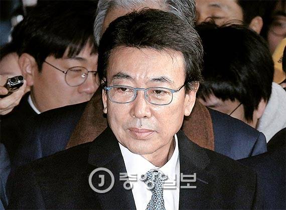 박근혜 대통령의 국회의원 시절 비서실장(선임보좌관)을 지냈던 정윤회씨가 전 부인 최순실씨의 검찰 수사와 관련해 “얘기하고 싶지 않다”면서도 “충신과 간신은 종이 한 장 차이”라고 말했다. [중앙포토]