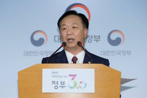 김동극 인사혁신처장이 27일 서울 종로구 정부서울청사에서 공무원 재해보상제도 개편에 대한 브리핑을 하고 있다. /사진=뉴스1