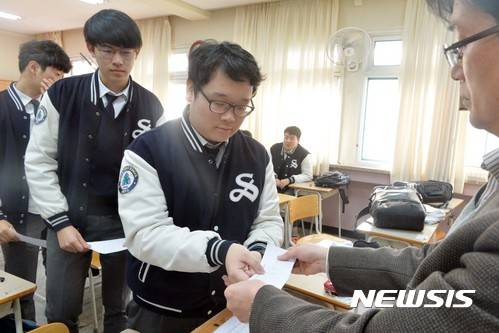 【서울=뉴시스】신태현 기자 = 2017학년도 대학수학능력시험 이튿날인 18일 오전 서울 서초구 서울고에서 학생들이 수능 가채점 결과를 선생님께 제출하고 있다. 2016.11.18.   holjjak@newsis.com