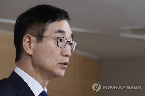 발표하는 이준식 부총리      (서울=연합뉴스) 이진욱 기자 = 이준식 사회부총리 겸 교육부 장관이 18일 오전 서울 세종로 정부서울청사에서 '비선실세' 최순실씨의 딸 정유라씨의 '부정입학' 의혹 등과 관련한 이화여대 특별감사 결과를 발표하고 있다.