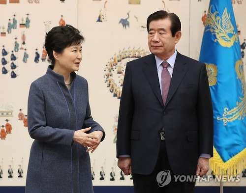 박 대통령과 한광옥 비서실장 대화      (서울=연합뉴스) 백승렬 기자 = 박근혜 대통령이 18일 오후 청와대에서 열린 신임 정무직 임명장 수여식에서 한광옥 비서실장과 대화하고 있다. 2016.11.18      srbaek@yna.co.kr