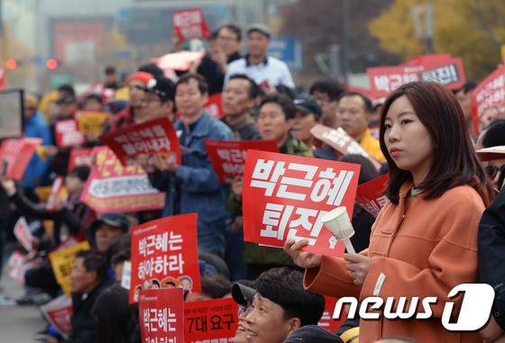 19일 오후 서울 광화문광장에서 시민들이 '박근혜 대통령 하야 4차 촛불집회 사전 문화제'에 참석해 손팻말을 들고 있다./뉴스1 © News1 최현규 기자