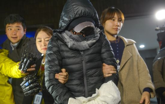 사진=뉴시스. 동계스포츠영재센터 자금 횡령 등 혐의로 긴급체포된 최순실씨의 조카 장시호씨가 검찰조사를 마치고 19일 오전 서울 서초구 서울중앙지검에서 나와 서울구치소로 향하고 있다.