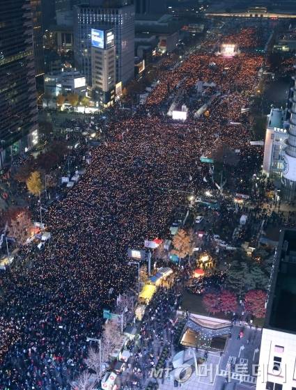 19일 오후 서울 광화문 광장과 세종대로 등 도심 일대에 박근혜 대통령 퇴진을 요구하는 촛불 시위대가 가득찼다. /사진=임성균 기자