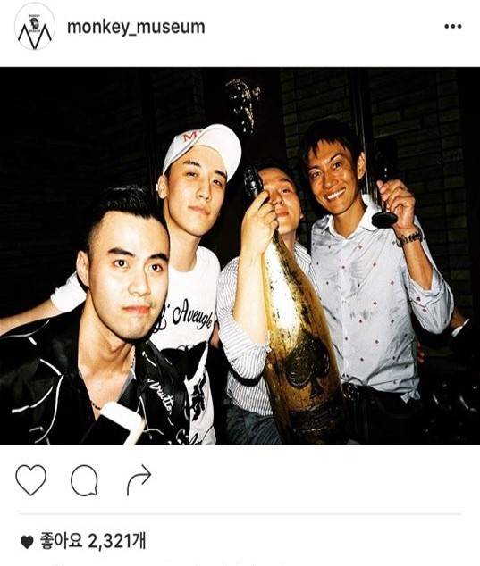 지난 7월 몽키뮤지엄 프로모션으로 등장했던 아르망디와 빅뱅 승리(왼쪽에서 두번째)[출처=몽키뮤지엄 인스타그램]