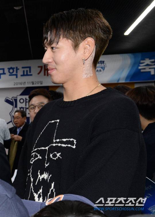 스포츠투아이가 운영하는 야구학교의 개교식이 20일 경기도 성남시 분당구 야탑동 투아이센터 1층 실내교육장에서 열렸다. 선동열 전 감독과 이대은이 인사를 나누고 있다.  이날 개교식에는 정대철 이용일 전 KBO총재, 김인식 WBC 대표팀 감독, 양해영 KBO 사무총장, 정진구 대한야구협회 관리위원장, 김승영 두산 사장, 이태일 NC사장 등 야구 관계자들이 참석했고 선동열 김영덕 박영길 백인천 성기영 이광환 강병철 윤동균 김용희 김시진 한대화 등 전직 프로야구 감독들과 이재환 전 일구회 회장, 김광철 전 KBO심판위원장 등 야구인들이 참석했다.   허상욱 기자 wook@sportschosun.com/2016.11.20/