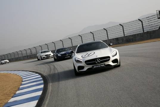 메르세데스 AMG 퍼포먼스 데이에서 GT S가 선두에서 질주하고 있다./메르세데스 벤츠 제공