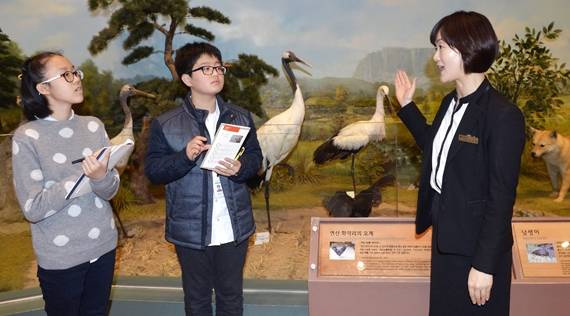 천연기념물로 지정된 조류에 대해 설명하는 신성연 해설사.