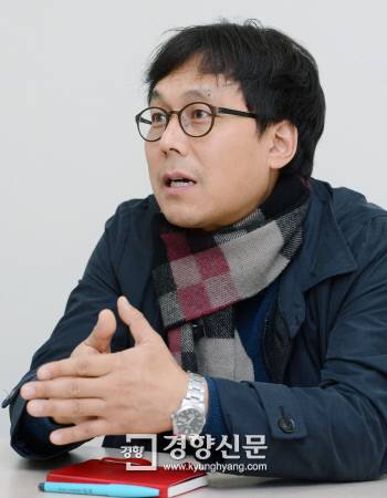 김홍중 서울대 교수는 18일 경향신문과의 인터뷰에서 “한국사회는 정치의 물줄기를 바꿔야만 해소할 수 있는 ‘정치적 우울’에 빠져 있다”고 진단했다.  서성일 기자 centing@kyunghyang.com