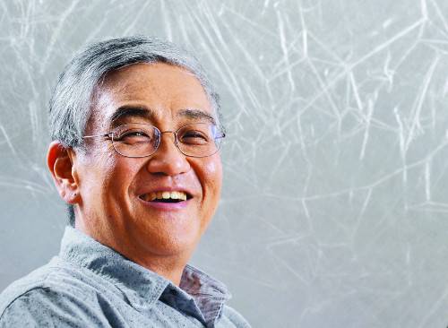 수술 후 건강을 회복 중인 박종호 장로가 18일 서울 영등포구 여의공원로 국민일보 사옥에서 ‘하나님의 은혜’ 한 소절을 부른 뒤 활짝 웃고 있다. 서영희 기자