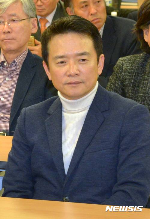 【서울=뉴시스】배훈식 기자 = 남경필 경기지사가 20일 오후 서울 여의도 국회에서 열린 새누리당 제2차 비상시국회의에 참석해 있다. 2016.11.20.   dahora83@newsis.com