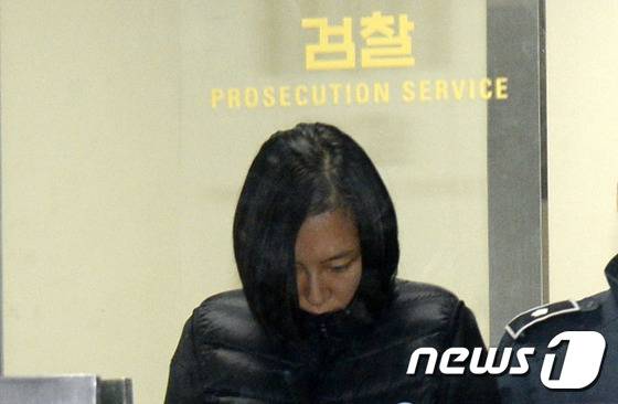 한국동계스포츠영재센터 자금을 횡령한 혐의 등으로 체포된 최순실씨 조카 장시호씨가 21일 새벽 서울 서초구 중앙지방검찰청에서 조사를 마친 후 구치소로 향하고 있다. 2016.11.21/뉴스1 © News1 안은나 기자