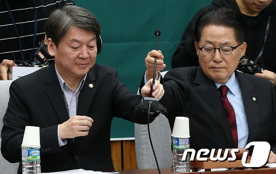 박지원 국민의당 비상대책위원장이 21일 오전 서울 여의도 국회에서 열린 비대위원-의원 연석회의에서 안철수 전 대표에게 마이크를 건네고 있다. 2016.11.21/뉴스1 © News1 손형주 기자