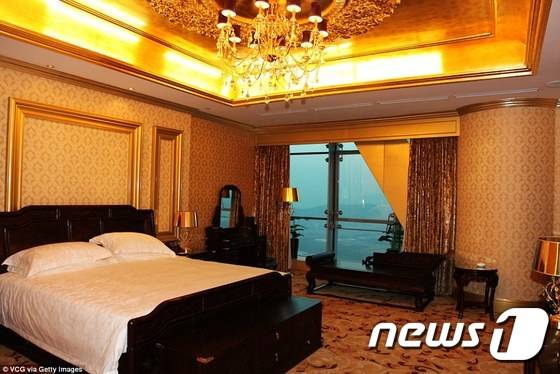 중국 화시촌(華西村) 룽시호텔의 스위트룸. 순금으로 치장한 인테리어가 눈에 띈다. © News1