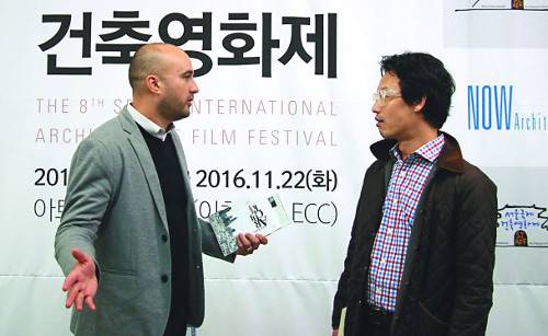 하이테크 건축회사 그림쇼의 매튜 할러웨이 남아시아 지역본부장(왼쪽)이 영화 ‘니콜라스 그림쇼의 12가지 즐거움’이 상영된 지난 19일 이화여대에서 이상훈 성균관대 건축학과 교수와 대화하고 있다. 대한건축사협회 제공