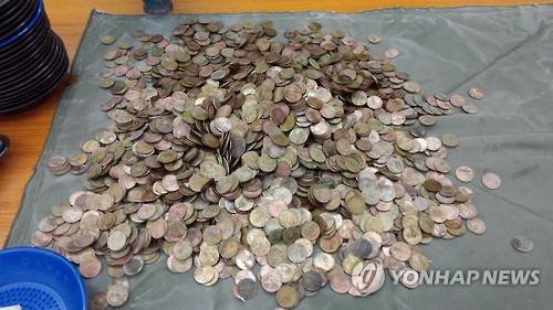 (서울=연합뉴스) 훼손돼 사용하기 어렵게 된 동전들.   한국은행은 17일 지난해 폐기한 손상화폐가 3조3천955억원 규모라고 밝혔다. 2016.1.17 << 한국은행 제공 >>