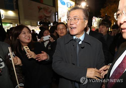 대구서 환영받는 문재인      (대구=연합뉴스) 김준범 기자 = 더불어민주당 문재인 전 대표가 21일 오후 대구 중구 동성로를 찾아 시민들과 인사하고 있다.