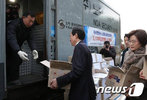 우상호 더불어민주당 원내대표가 22일 서울 여의도 국회 의원회관 앞에서 열린 러시앤캐시 소멸시효완성채권 470억 소각행사에서 의원들과 채권을 문서파쇄차량으로 옮기고 있다. 2016.11.22/뉴스1 © News1 허경 기자