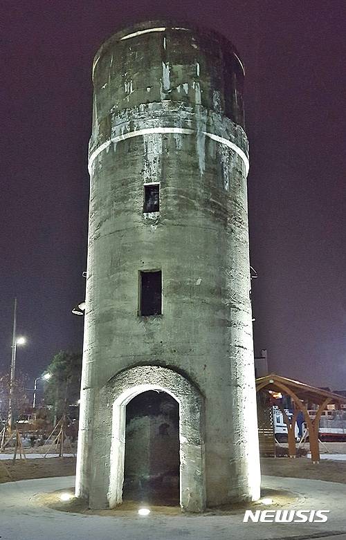 【충주=뉴시스】강신욱 기자 = 21일 오후 충북 충주시 봉방동 170-5 옛 충주역 급수탑이 충주시에서 봉방소공원을 조성하면서 조명시설을 설치해 시민에게 볼거리를 제공하고 있다. 2016.11.22.   ksw64@newsis.com