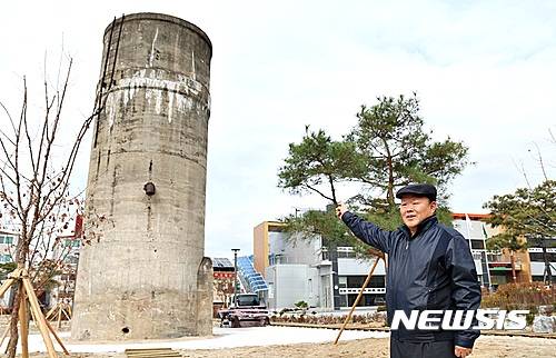 【충주=뉴시스】강신욱 기자 = 충북 충주시 봉방동 170-5 옛 충주역 급수탑을 충주역에서 근무했던 김진용씨가 설명하고 있다. 2016.11.22.   ksw64@newsis.com