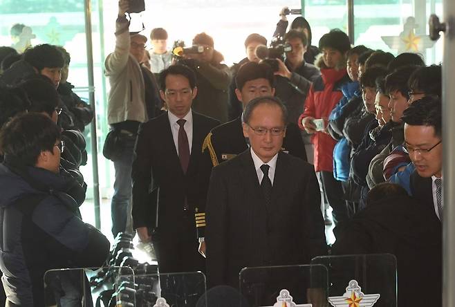 23일 서울 용산구 국방부에서 한일정보보호협정 서명하기 위해 입장하는 나가미네 야스마사 주한 일본대사 주위로 사진기자들이 카메라를 내려놓고 취재거부를 하고 있다. 공동취재사진