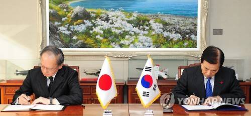 한일 군사비밀정보보호협정 체결        (서울=연합뉴스) 한민구 국방부 장관(오른쪽)과 나가미네 야스마사 주한일본대사가 23일 오전 서울 용산구 국방부에서 2급이하 군사비밀을 직접 공유하는 군사비밀정보보호협정(GSOMIA)을 체결하고 있다. [국방부 제공=연합뉴스]